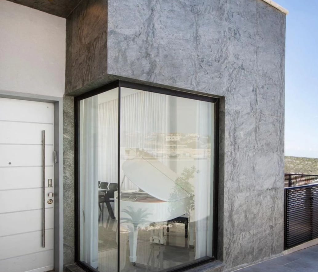 חיפוי קיר חיצוני בבית פרטי